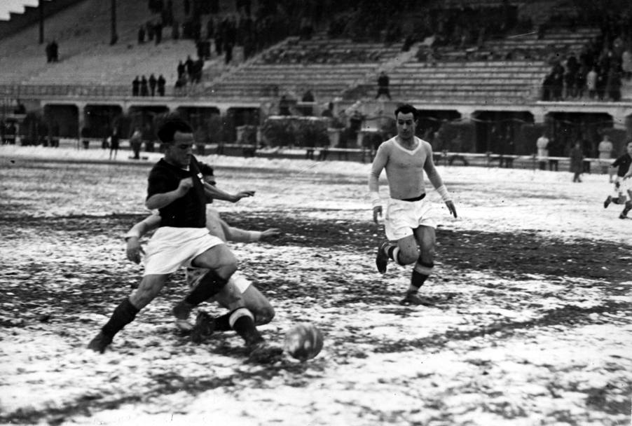 L’attaccante del Milan Mario Magnozzi in azione durante Milan-Lazio del 1932/33 sotto la neve a San Siro.